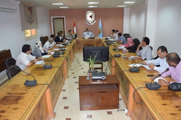 كلية الطب البيطري بجامعة سوهاج تناقش زيادة قوافلها البيطرية