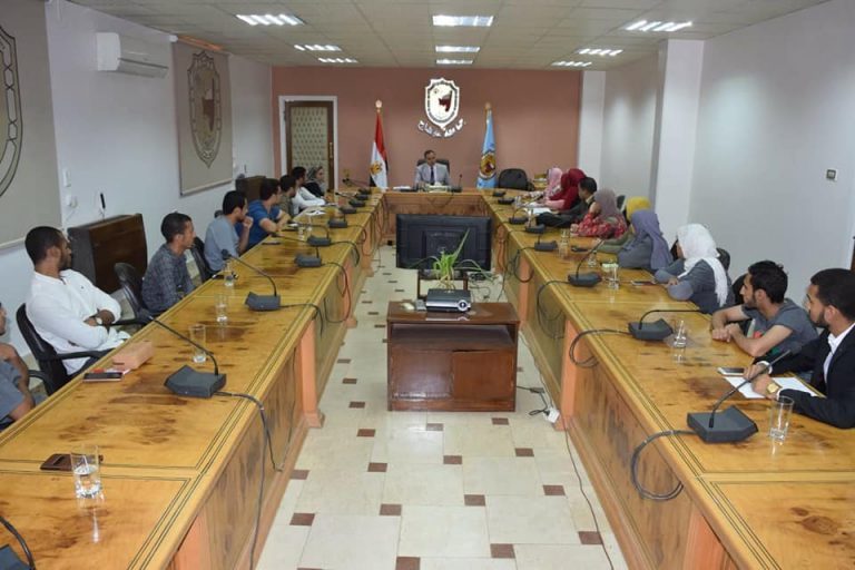 رئيس جامعة سوهاج يجتمع بطلاب امتياز التمريض
