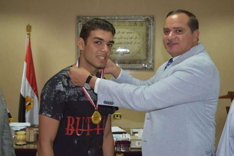 جامعة سوهاج تكرم ‘‘مؤمن‘‘ لحصوله علي الذهبية في نعبر جسراً