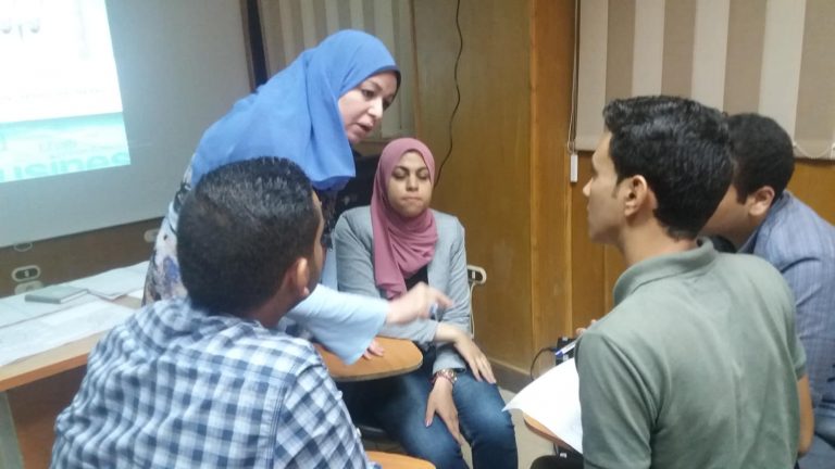 ورشة عمل للطلاب عن كيفية صياغه الافكار بشكل احترافي و كيفية عرضها امام المحكمين
