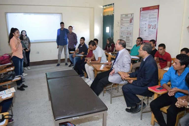 “عزيز” يتفقد جلسات طلاب اللائحة الجديدة بطب سوهاج