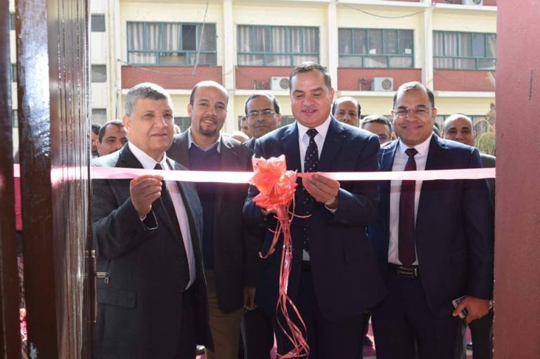 عزيز يفتتح القاعات الدراسية الجديدة بصيدلة سوهاج