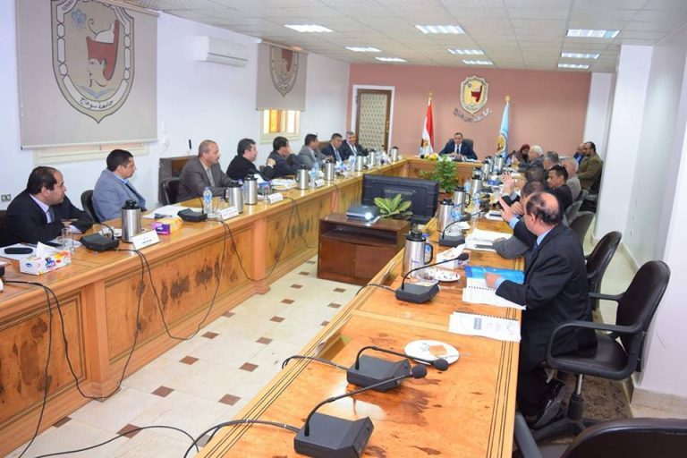 “بناء الشخصية المصرية” علي مائدة رئيس جامعة سوهاج