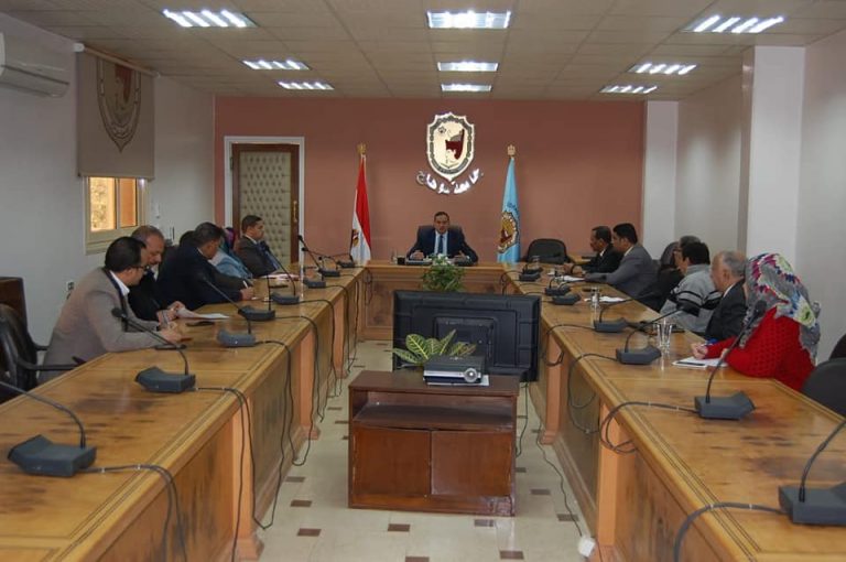 رئيس جامعة سوهاج يجتمع بأعضاء مجلس إدارة المدن الجامعية