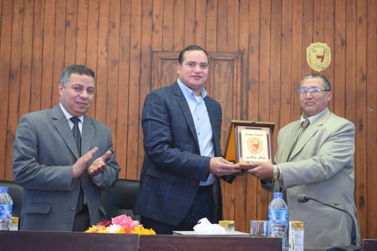 جامعة سوهاج تكرم المشرف على الجهاز الإداري لبلوغه السن القانوني