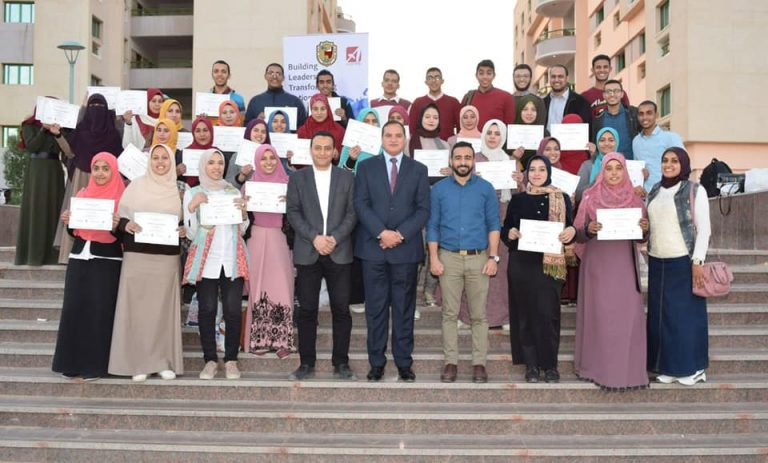 وزير التربية والتعليم السابق يناقش رسالة ماجستير في التربية.