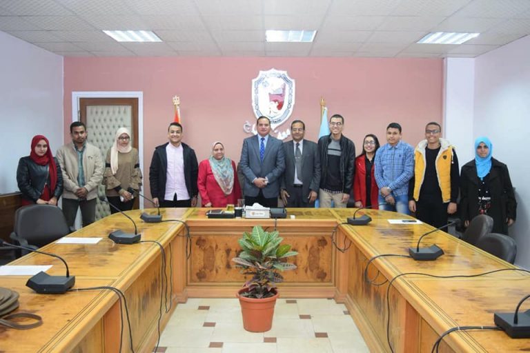 عزيز يستقبل العشرة الأوائل من الدارسين بالبرنامج الجديد بطب سوهاج
