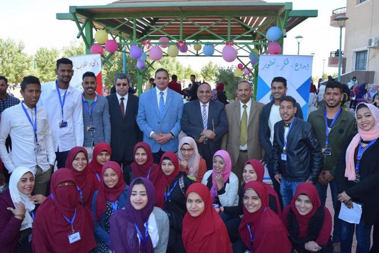 رئيس جامعة سوهاج يفتتح فاعليات معرض الكتاب بكلية التربية