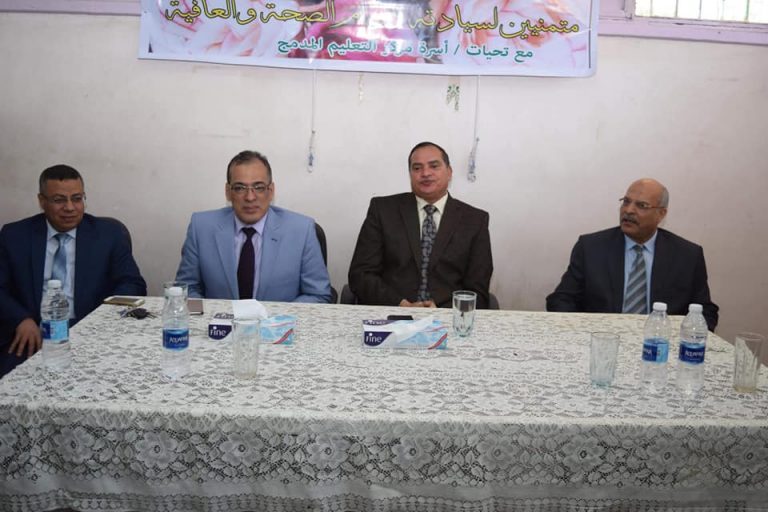 تكريم أمين مركز التعليم المدمج بجامعة سوهاج لبلوغه سن المعاش
