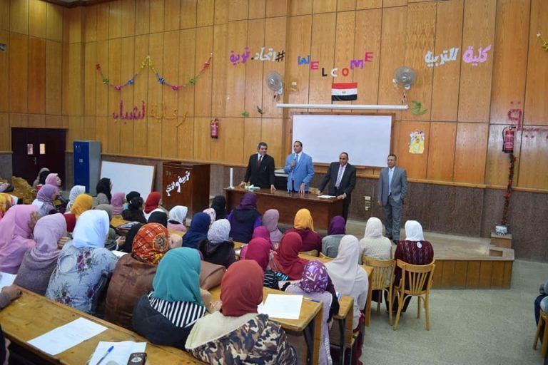 جلسة حوارية بين عزيز وطلاب التربية بجامعة سوهاج