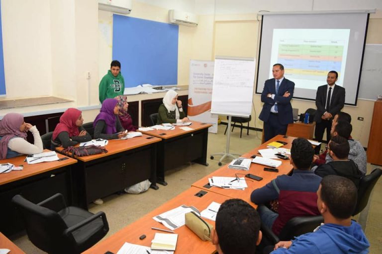“عزيز” يتابع دورات مركز التطوير المهني بجامعة سوهاج