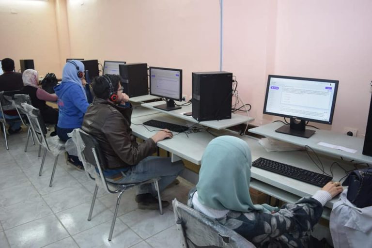 طلاب الفرقة السادسة بطب سوهاج يؤدون الامتحان الالكتروني الموحد
