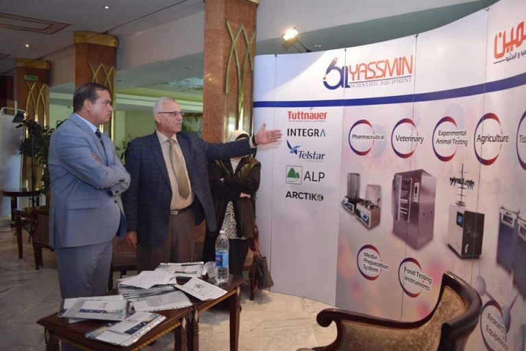 رئيس جامعة سوهاج يتفقد المعرض العلمي المصاحب لمؤتمر تنمية صعيد مصر.