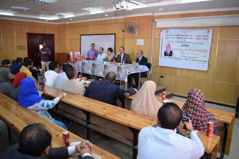 تكريم “كبير” موظفي شئون طلاب بيطري سوهاج لبلوغه السن القانونية