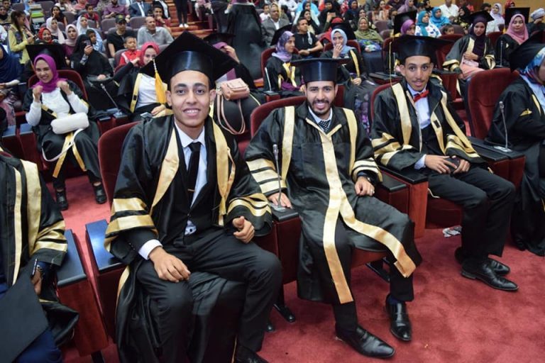 عزيز يشهد حفل تخريج الدفعة ٣٩ بتجارة سوهاج.