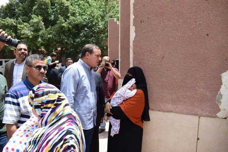 قافلة طبية من جامعة سوهاج كشفت وعالجت ٥٨٩ مواطن بساقلتة.
