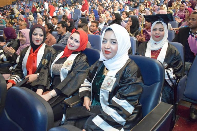 رئيس جامعة سوهاج يشهد حفل تخريج الدفعة ٤٠ من اداب اعلام .