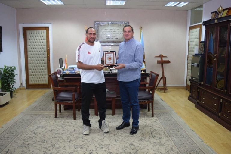 رئيس جامعة سوهاج يكرم مدرب منتخب مصر للكرة الشاطئية سيدات