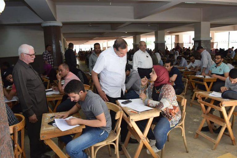 10 آلاف و826 طالب يؤدون امتحانات نهاية العام بكلية التجارة