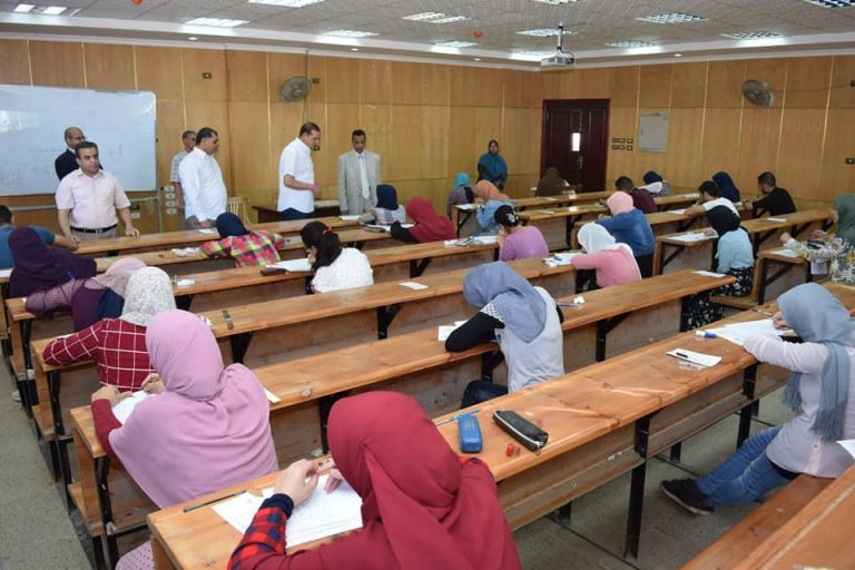1120 طالب يؤدون الامتحانات في كليتي الآثار والألسن بجامعة سوهاج.
