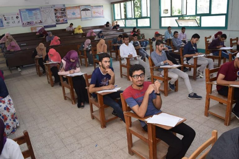 رئيس جامعة سوهاج يتفقد سير امتحانات الفصل الدراسي الثاني بكلية التمريض