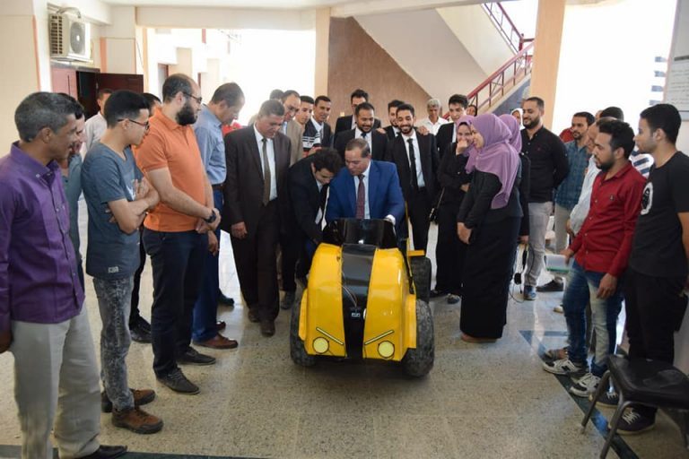 خريجو هندسة سوهاج يعرضون مشروعات تخرجهم بحضور رئيس الجامعة
