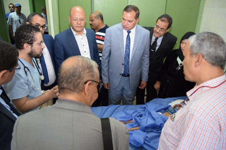 رئيس جامعة سوهاج يتفقد سير العمل بالمستشفي الجامعي