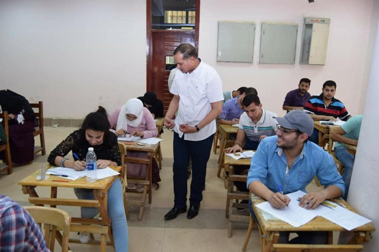 رئيس جامعة سوهاج يطمئن علي سير امتحانات نهاية العام بلجان كلية الحقوق