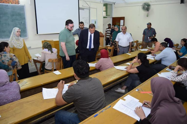 ١١١ طالب يؤدون امتحانات الدراسات العليا بعلوم سوهاج