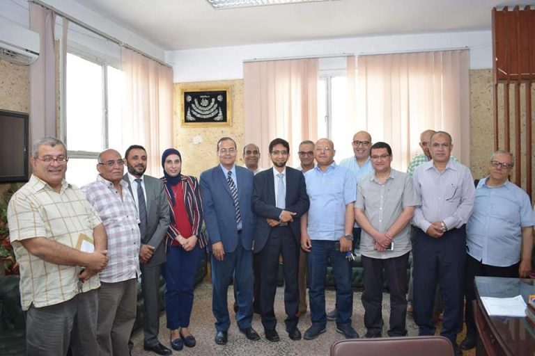 استشاري جراحة مناظير الصدر بانجلترا يناظر 25 حالة من 3 محافظات بمستشفي جامعة سوهاج
