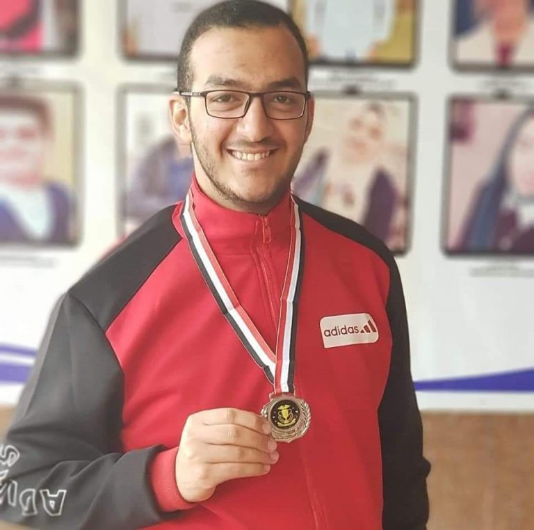 كلية الصيدلة تفوز بالمركز الاول على مستوى الجامعات المصرية فى مسابقة الطالب المثالى