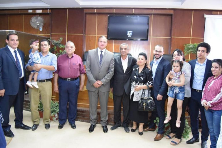 جامعة سوهاج تكرم امين كلية التجارة لبلوغه السن القانونية