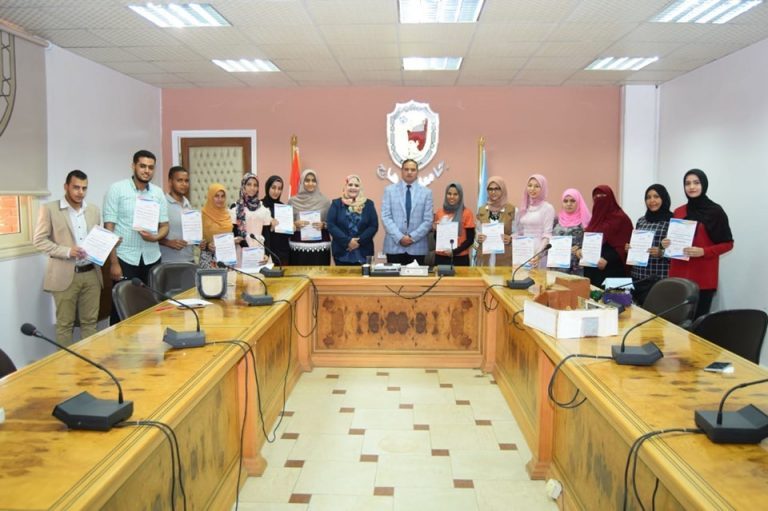 جامعة سوهاج تكرم ٢٥ متدربة لاجتيازهن برنامج “فتيات يمضين قدماََ”