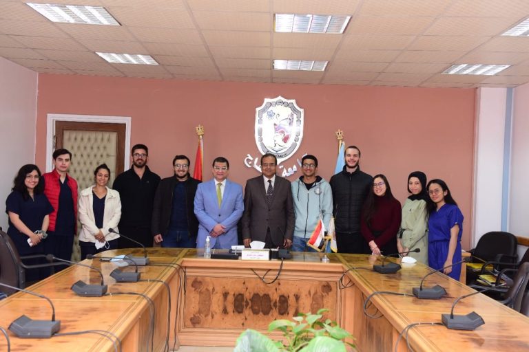 رئيس جامعة سوهاج يجتمع بالطلاب الوافدين لكلية الطب في إطار التبادل العلمي للجمعية العلمية