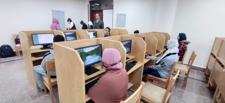 امتحانات الفصل الدراسي الأول إلكترونياً بجامعة سوهاج