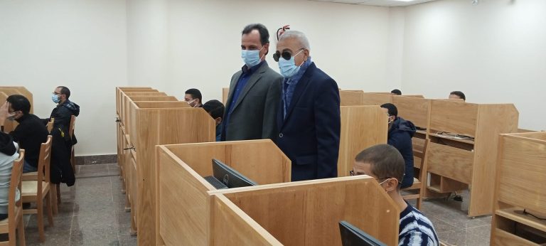 نائب رئيس الجامعة يتفقد إمتحانات كلية الطب البيطري بمركز الاختبارات الإلكترونية