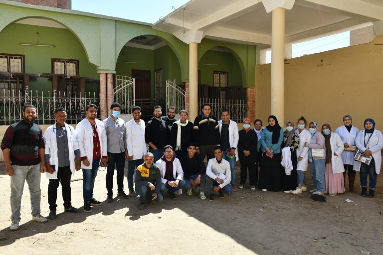 قافلة بيطرية تجوب قري حياة كريمه بسوهاج