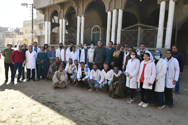 كلية الطب البيطرى تنظم قافلة بيطرية لقرية المنشاه بمركز سوهاج بالكوامل قبلي