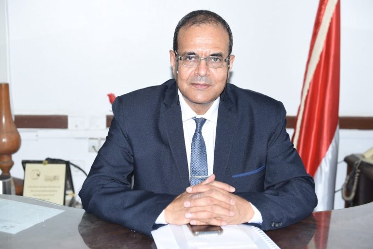 كلمه الاستاذ الدكتور رئيس الجامعه بشأن سلسله قوافل كليه الطب البيطري بجامعه سوهاج عن قافله مركز اخميم بقرية الصوامعه شرق