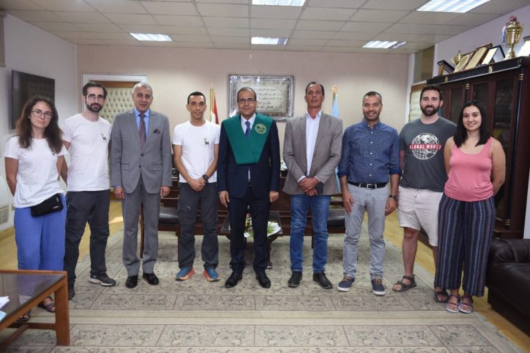 طب بيطري سوهاج تنظم يوماً علمياً في التخصصات الطبية البيطرية المختلفة بالتعاون مع جامعة قرطبة الأسبانية