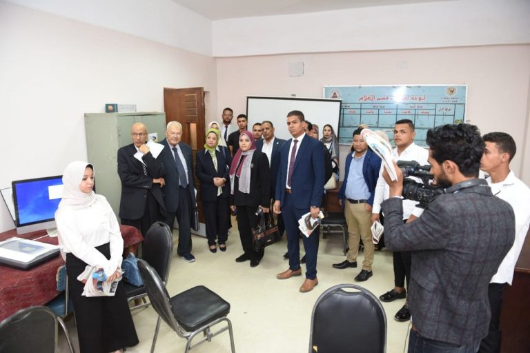لجنة من قطاع الدراسات الاعلامية لاعتماد برنامج الإعلام الرقمي بجامعة سوهاج