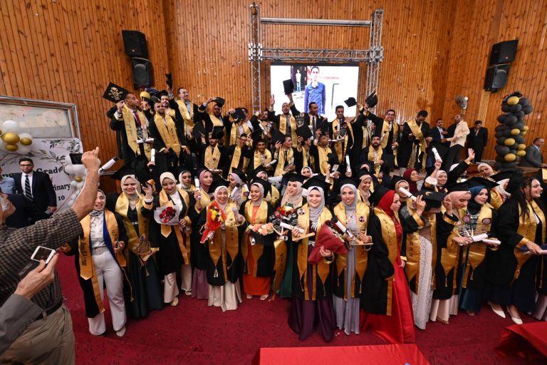 حفل تكريم للخريجين من الدفعة العاشرة للكلية وعددهم ١٤١ حضر الاحتفال