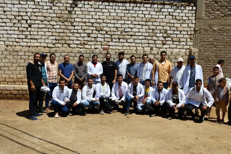 كلية الطب البيطرى تنظم قافلة بيطرية في اخميم بقريه  الحواويش  وتناظر حولي  ٣٤١حالة