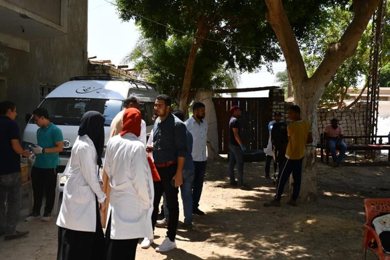نظمت كليه الطب البيطري بجامعه سوهاج قافلة بيطرية في مركز ساقلته