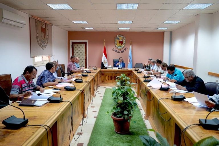 لمناقشة تطور الأعمال بالخطة الاستثمارية.. رئيس جامعة سوهاج يعقد اجتماعاََ موسعاََ مع أعضاء لجنة المنشآت الجامعية