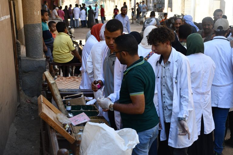 بين التعاون بين معهد البحوث بسوهاج مع كليه الطب البيطري بجامعه سوهاج عن قافله مركز سوهاج بقريه المحامده