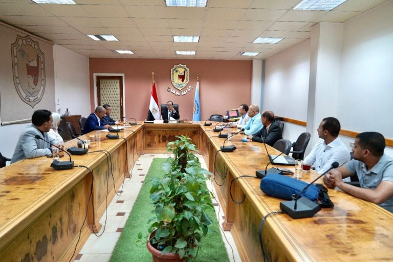 رئيس جامعة سوهاج يستعرض الاستعدادات النهائية للمشاركة بمنتدي التعليم العالى للتغيرات المناخية