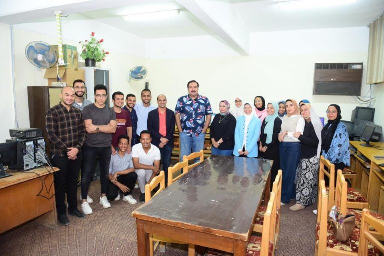 لليوم الرابع ع التوالي الوفد الهولندي يستكمل محاضراته بكلية العلوم بسوهاج