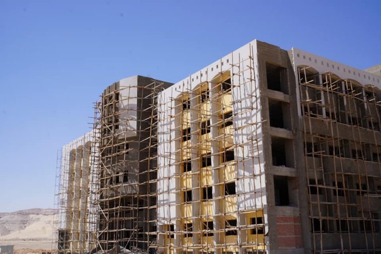 رئيس جامعة سوهاج يتفقد مبنى كلية طب الأسنان وبوابة الدخول الرئيسية لمتابعة معدل الإنجاز