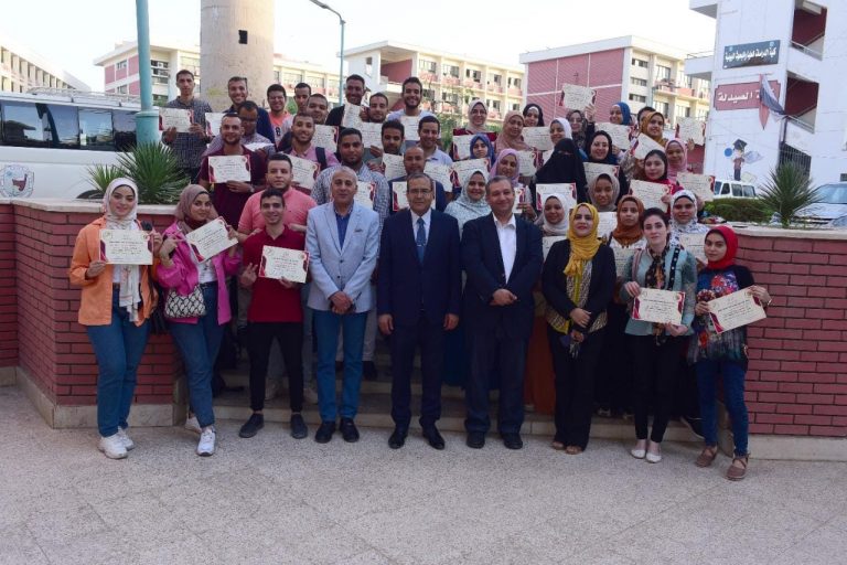 رئيس جامعة سوهاج يكرم متدربي دورة الايزو 22000، بمركز جودة وسلامة الغذاء